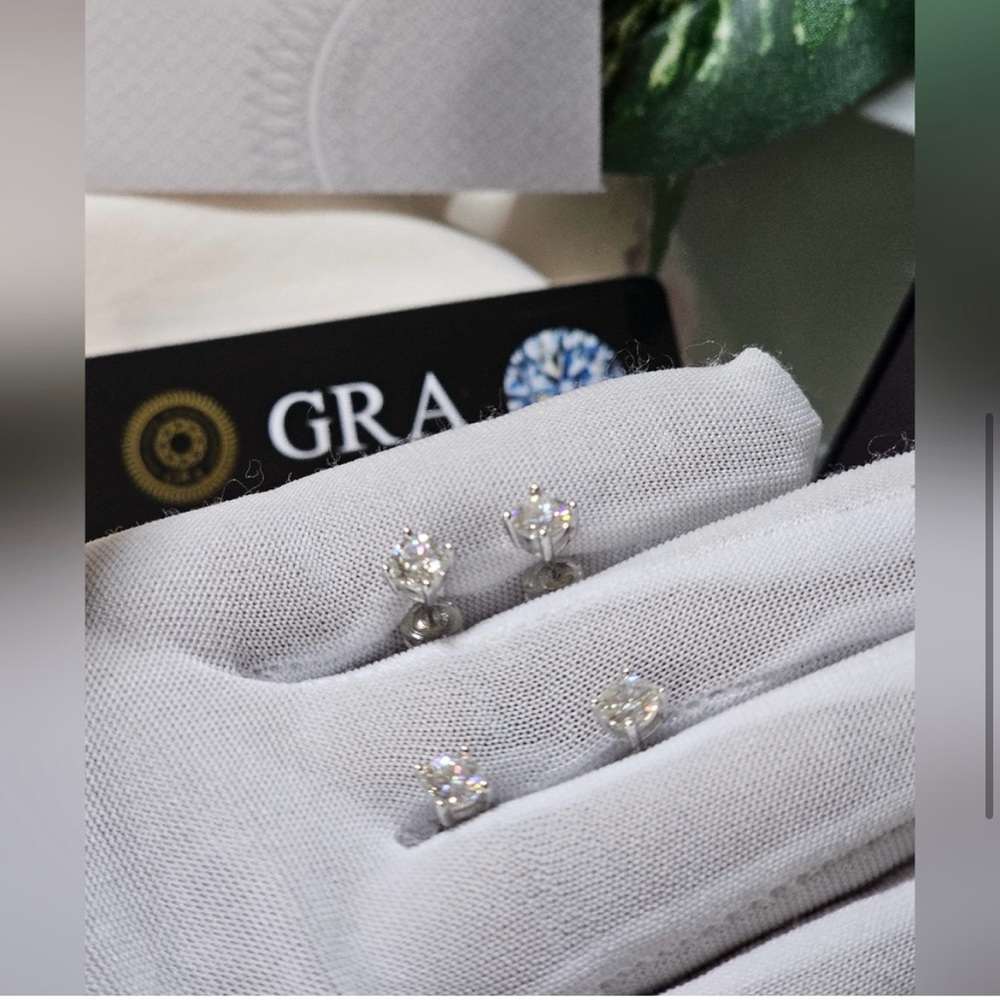 NEW 1 pair Moissanite 0.5 Carat/GRA Certified Stud earrings/ Giftable box